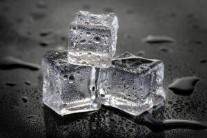 tres cubos de hielo apilados juntos